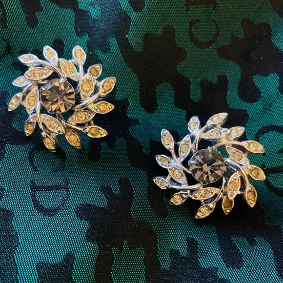 Vintage Sarah Clip Earrings 1950 - Picture 3 of 5